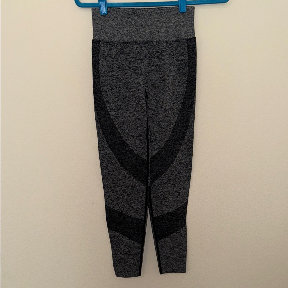 PINK Victoria’s Secret Seamless Gray and Black Leggings Size S